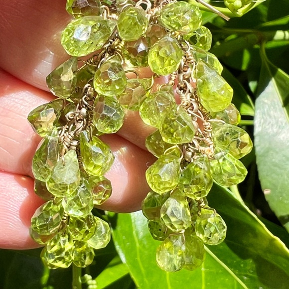 VINTAGE SOLID 14K GOLD FACETED MULTI PERIDOT CLUSTER BUNCH DANGLE DROP EARRINGS - Picture 3 of 16